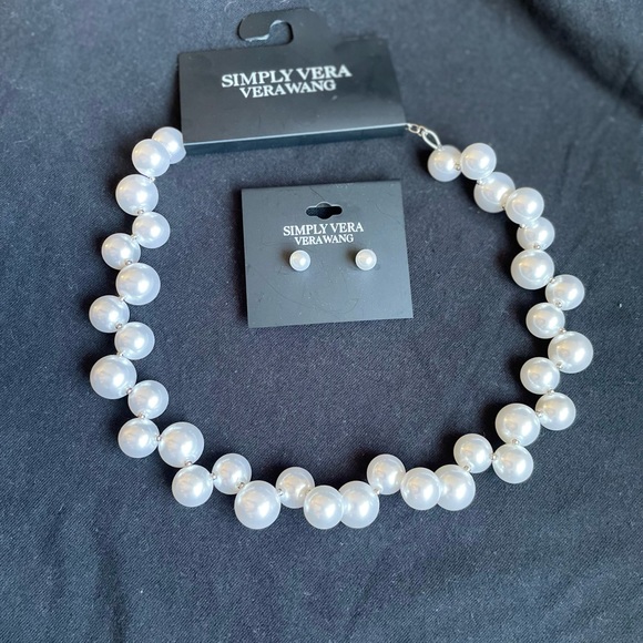 Simply Vera Wang Beautiful Necklace and Earring Set, Post backs. - Picture 5 of 6